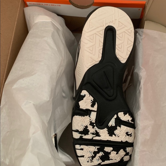 Nike Legend Essential Cream and Black Running Shoes. Brand new with box - Picture 5 of 5